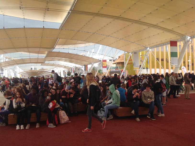 L&#39;et media dei visitatori Expo  molto bassa: scolaresche in pausa pranzo